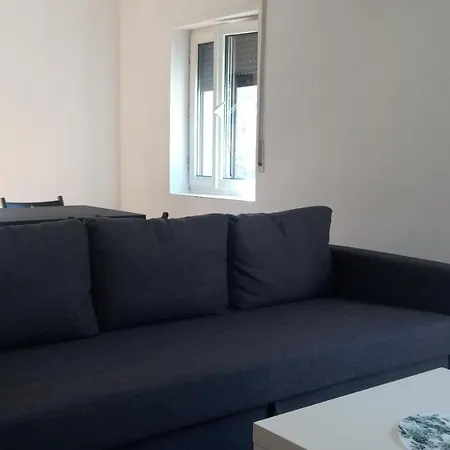 Apartamentos,puerta De Bisagra-parking Gratis *